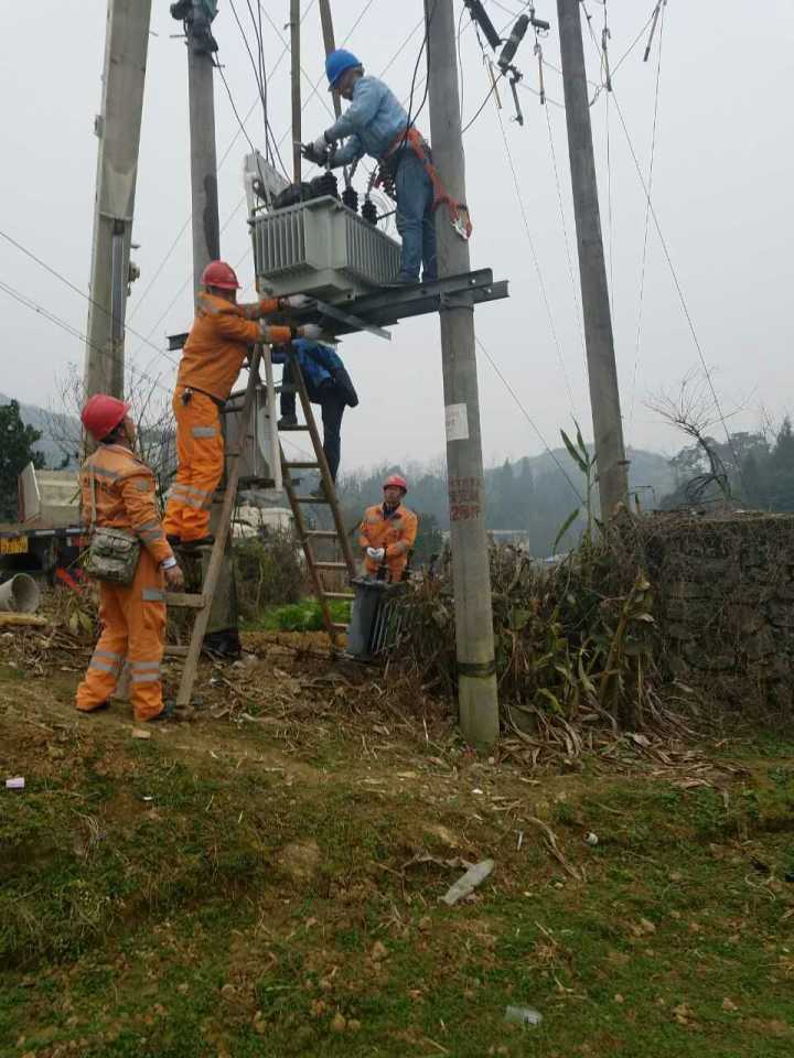 守護燈火,電力人在行動——松桃供電局一線員工春節(jié)保電側(cè)記