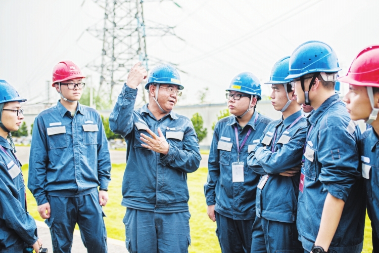 廣東電網(wǎng)東莞供電局變電管理二所檢修一班副班長(zhǎng)何滿棠:“以匠人之心,守一畝三分地”