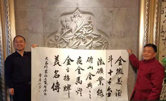 著名書法家常厚仁先生(右)揮筆為金徽礦業(yè)題字.jpg