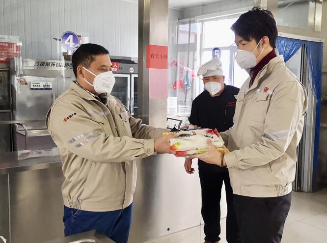 董志宏為職工送上湯圓.jpg