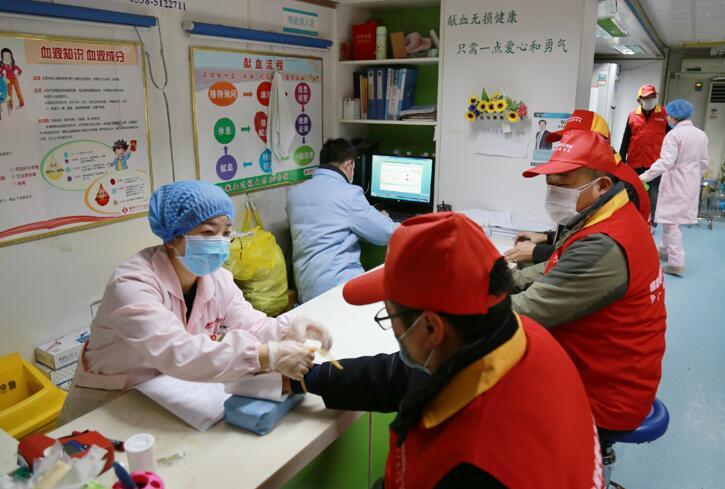 青年志愿者積極參與無償獻(xiàn)血.jpg