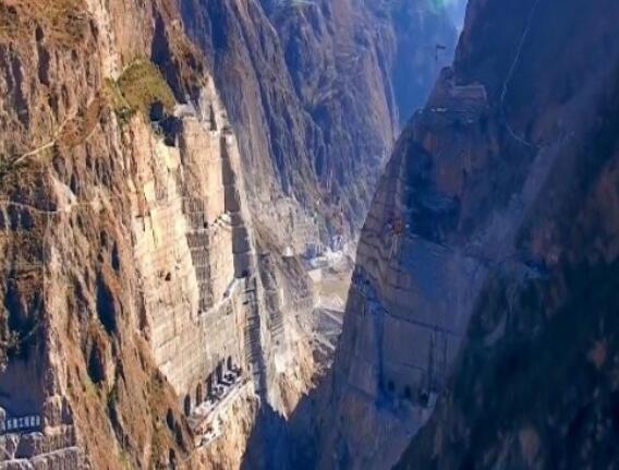 為建烏東德水電站，在峽谷底部挖90米深洞穴，用來干嘛的？