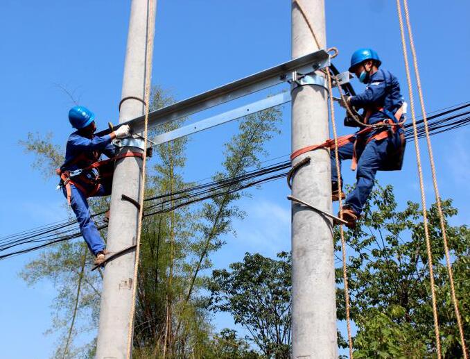 國網(wǎng)南溪供電:電力搬遷線路 “禮讓”宜賓港鐵路建設(shè)