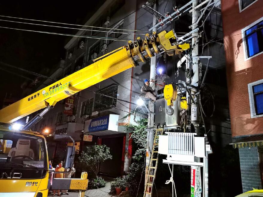 國網(wǎng)福安市供電公司:跨夜搶修變壓器故障 全力確保穩(wěn)定供電