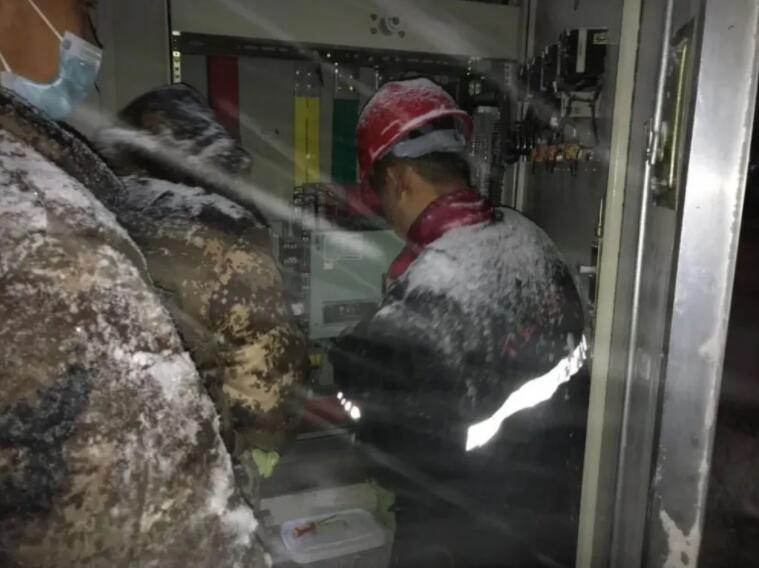 國網(wǎng)內(nèi)蒙古通遼供電:鏖戰(zhàn)暴風雪 全力保供電