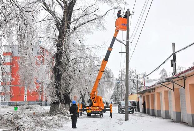 受強雨雪大風冰凍天氣影響，吉林延邊全力搶修供電線路