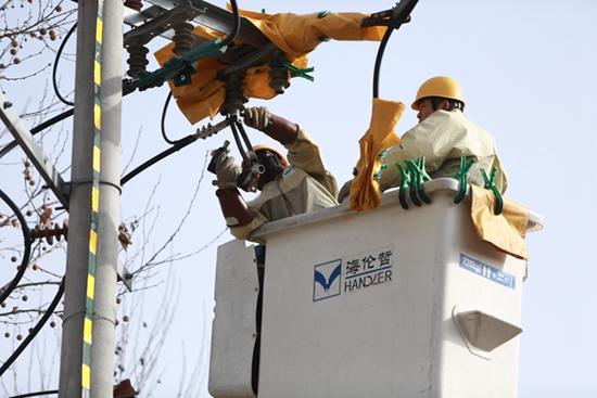 國網(wǎng)山東壽光供電:帶電更換隔離開關(guān) 助力園區(qū)企業(yè)發(fā)展