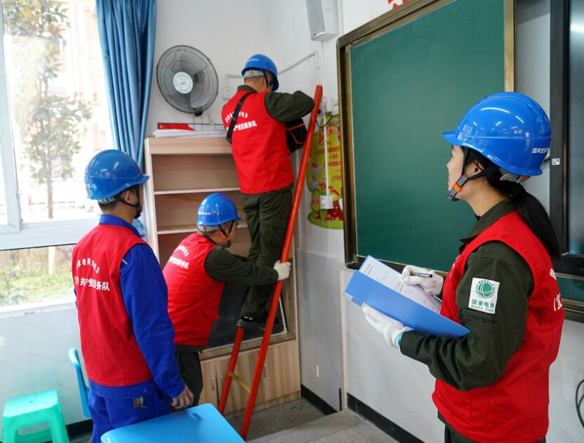 國網(wǎng)宜賓連心橋共產(chǎn)黨員服務(wù)隊(duì):查隱患 保校園用電安全