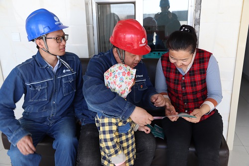 阿拉善電業(yè)局電力宣傳進(jìn)家門，客戶服務(wù)零距離