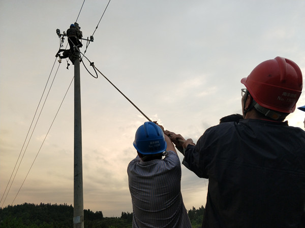 國網(wǎng)撫州市南豐縣供電公司:暴雨突襲 及時搶修用電無憂