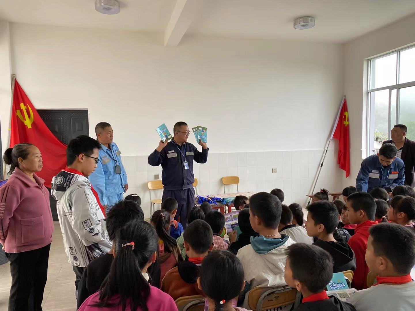 黨團聯(lián)合帶安全宣講進校園，“電”亮未來助成長