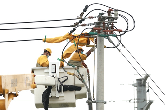 國網(wǎng)山東壽光供電:頂烈日帶電消缺 助企業(yè)夏峰用電