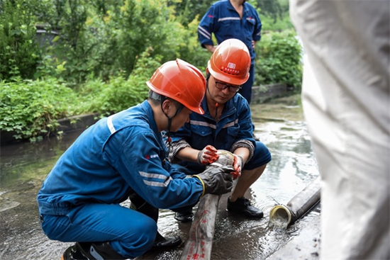 大唐淮北發(fā)電廠:黨員先鋒沖在前 抗洪搶險(xiǎn)保供電