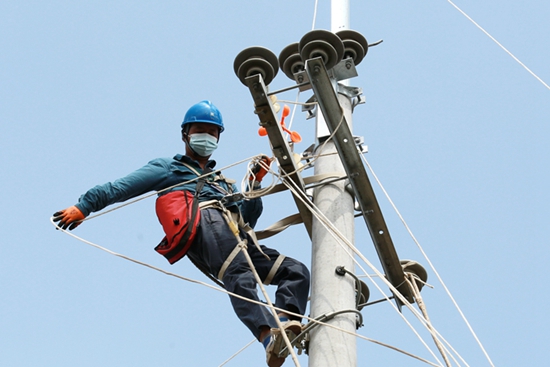 國網(wǎng)山東壽光供電:秋高氣爽立桿架線 保障工業(yè)園區(qū)發(fā)展
