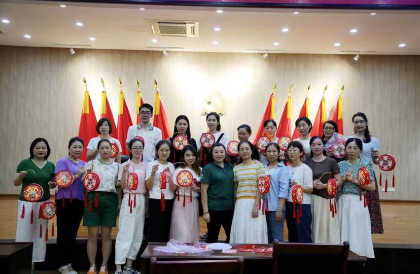 國網(wǎng)福建延平區(qū)供電公司:巧手做燈籠  開心迎中秋