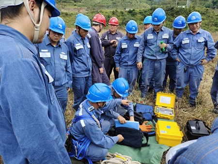 鳳慶供電局開展接地電阻儀、直流試送儀的培訓(xùn)