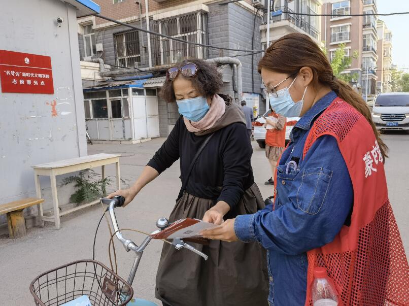 烏海超高壓供電公司包聯共建進社區(qū)志愿清掃暖人心