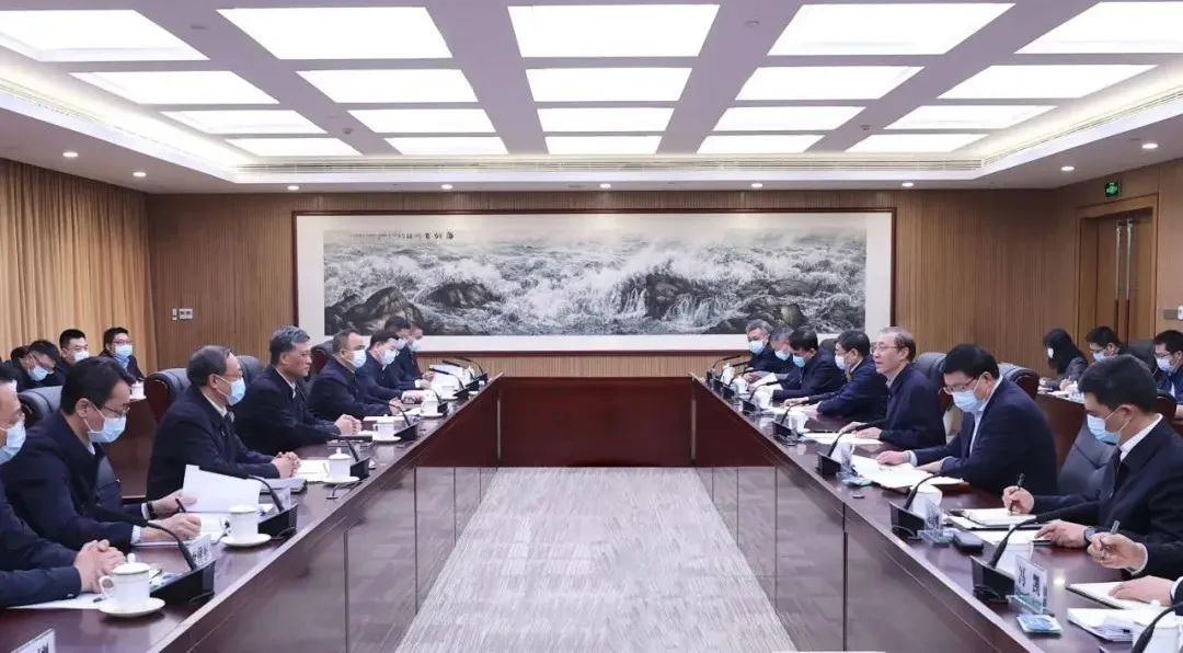 辛保安、張智剛與新疆維吾爾自治區(qū)、新疆生產(chǎn)建設(shè)兵團(tuán)領(lǐng)導(dǎo)會(huì)談