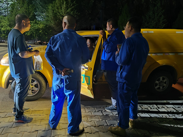 烏海市千里山供電公司千鋼供電所黑夜中的孤勇者，背抵黑暗守護光明