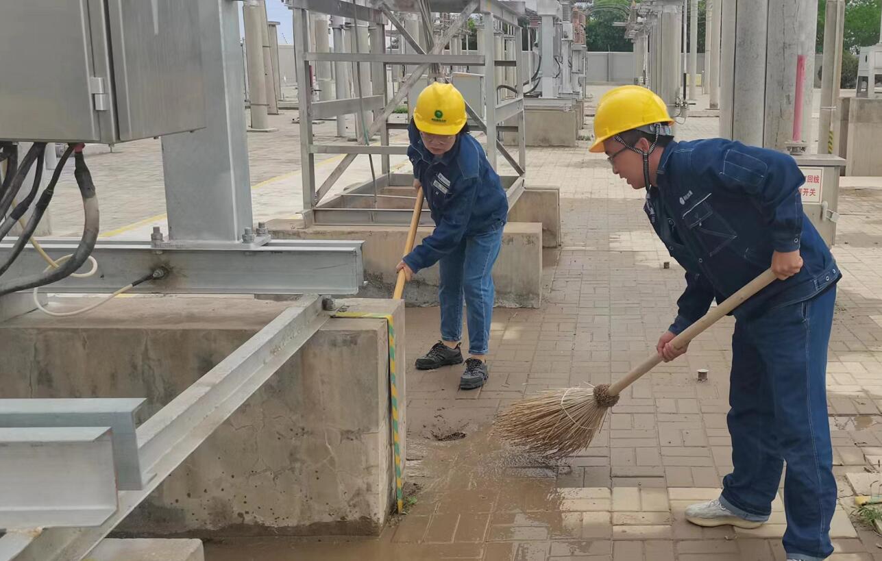 戈壁有雨，阿電人全力出擊保供電