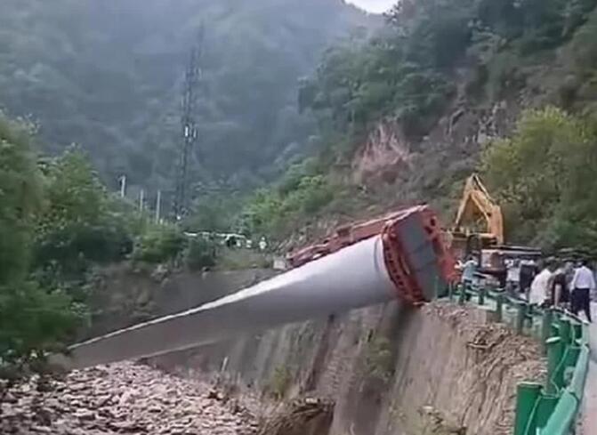 陜西寶雞隴縣：80米風(fēng)電扇葉運(yùn)輸車歪倒，正救援