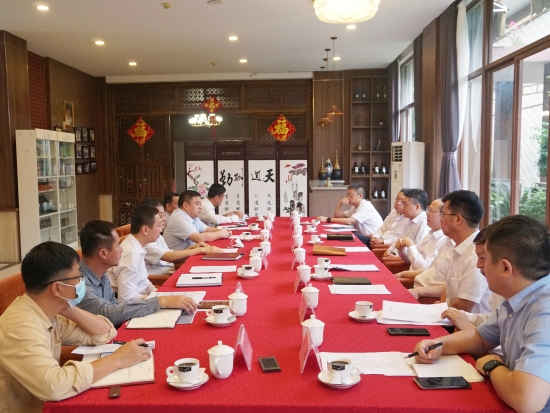 中國(guó)電建黨委常委、副總經(jīng)理徐鵬程與海南萬(wàn)寧市委書(shū)記蓋文啟、市長(zhǎng)王三防座談