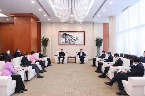 溫樞剛鄧建玲會(huì)見鄂爾多斯市委書記李理、市長杜匯良