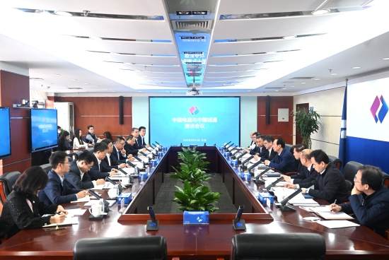 中國電建黨委書記、董事長丁焰章與中國誠通集團黨委書記、董事長朱碧新會談