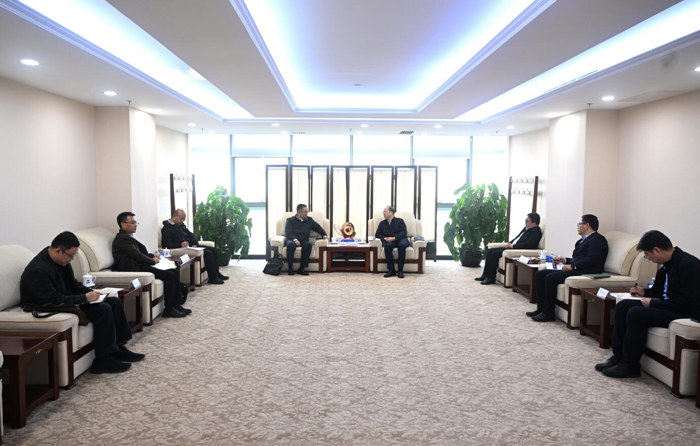 中國(guó)電建黨委常委、副總經(jīng)理徐鵬程與西藏開發(fā)投資集團(tuán)黨委書記、董事長(zhǎng)祁騰武會(huì)談