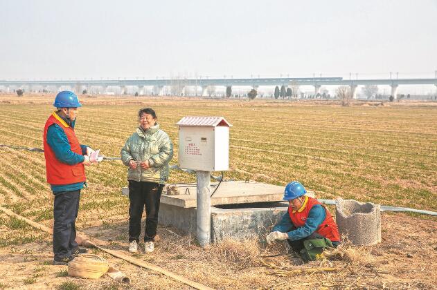 山東省梁山縣：黃河灘區(qū)上，井在地頭，電到井口