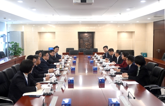 中國(guó)電建黨委常委、副總經(jīng)理王小軍與中國(guó)華電集團(tuán)黨組成員、副總經(jīng)理李旭紅會(huì)談