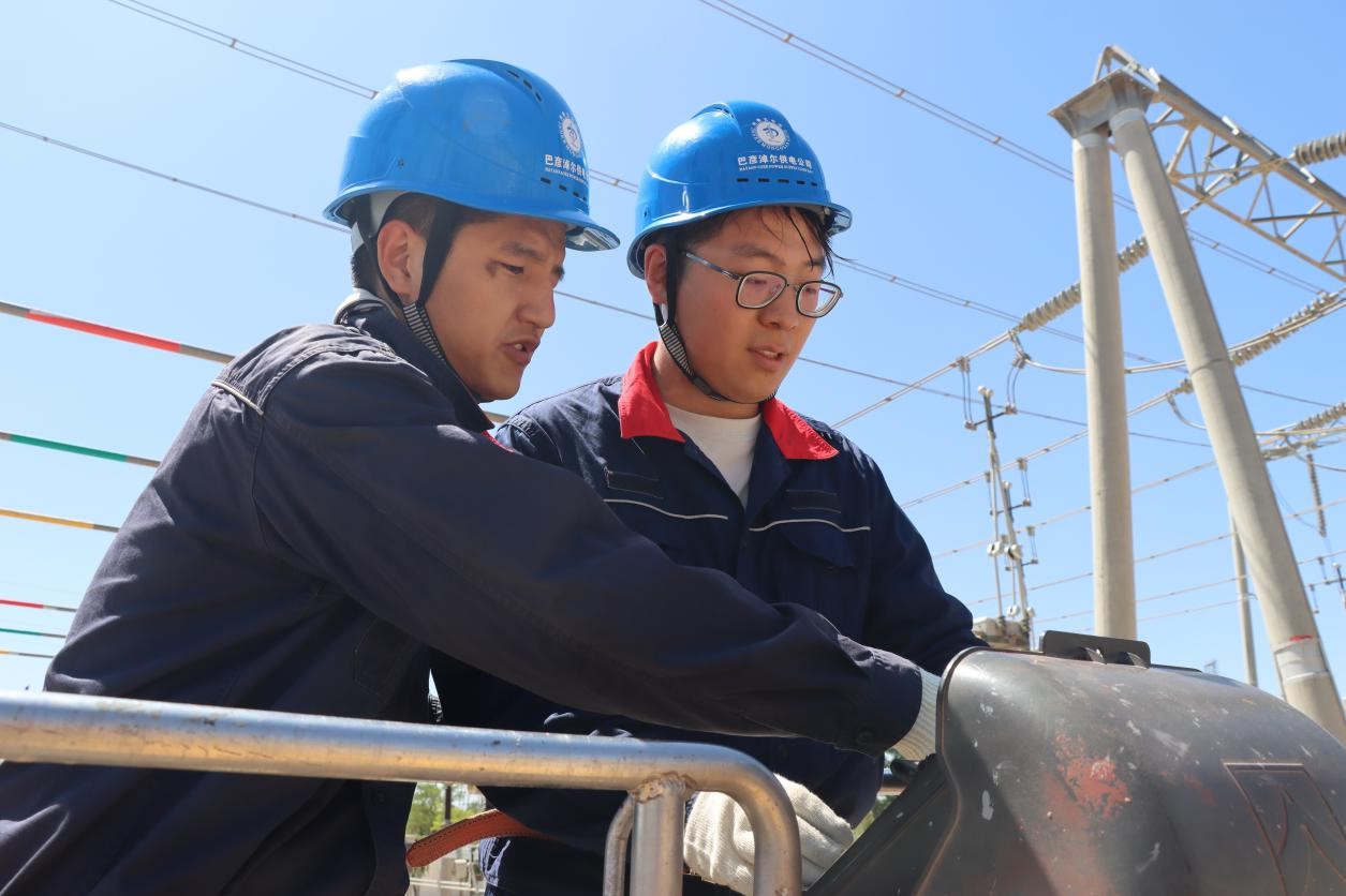 巴彥淖爾供電公司積極開展“傳幫帶”，老帶新傳接電力新時代