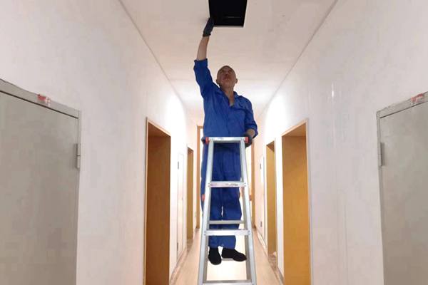 圖為物業(yè)人員利用節(jié)假日對值班宿舍電纜廊道、空調管道進行檢查和維護