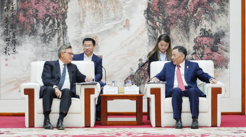 中國能建黨委書記、董事長宋海良與渣打集團(tuán)主席韋浩思會談