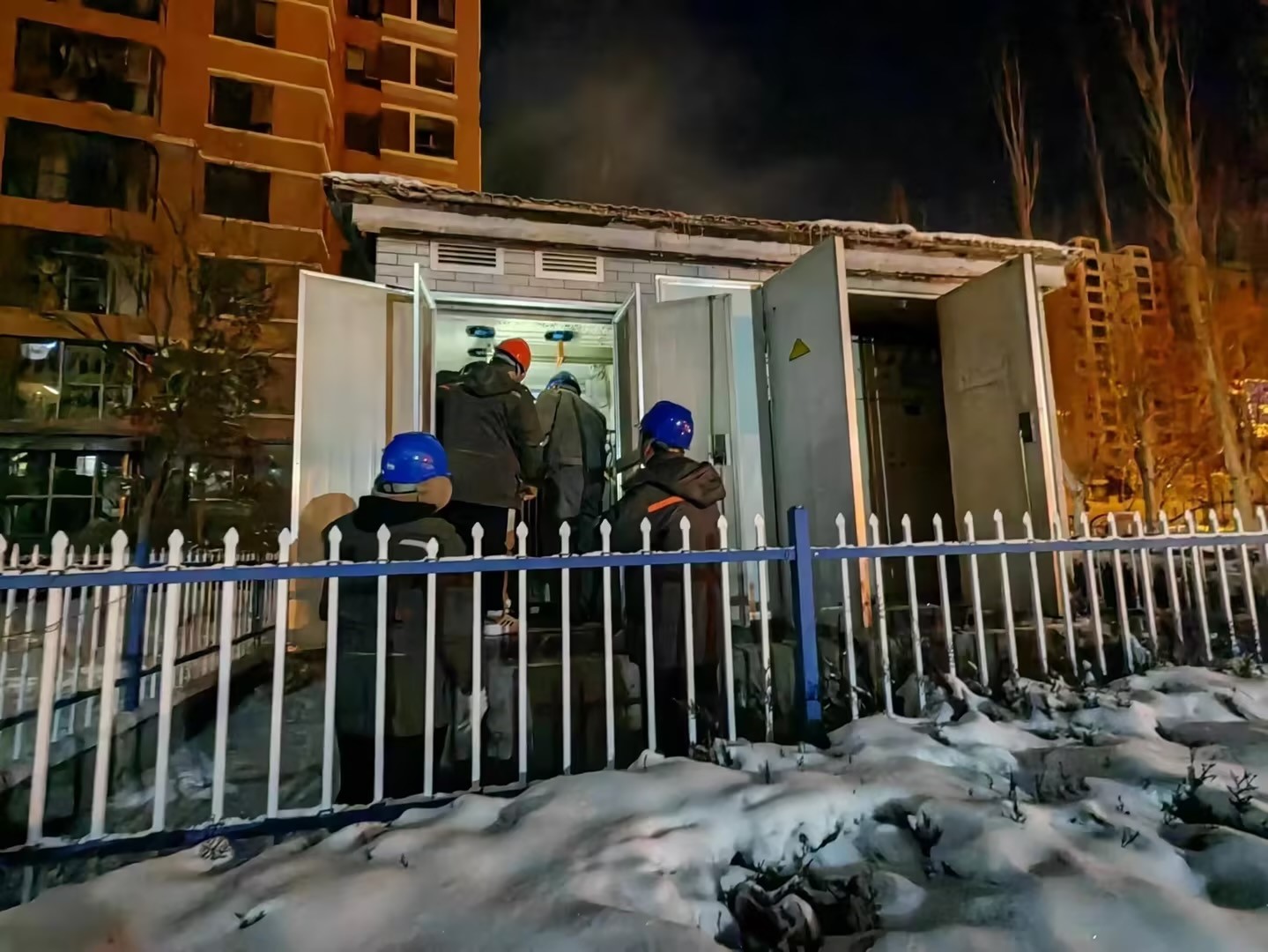風(fēng)雪來襲入冬寒，電力搶修送溫暖