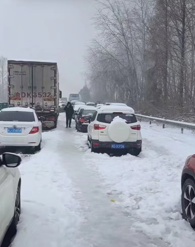 湖北凍雨暴雪導(dǎo)致高速公路堵塞，電動汽車再現(xiàn)“趴窩”