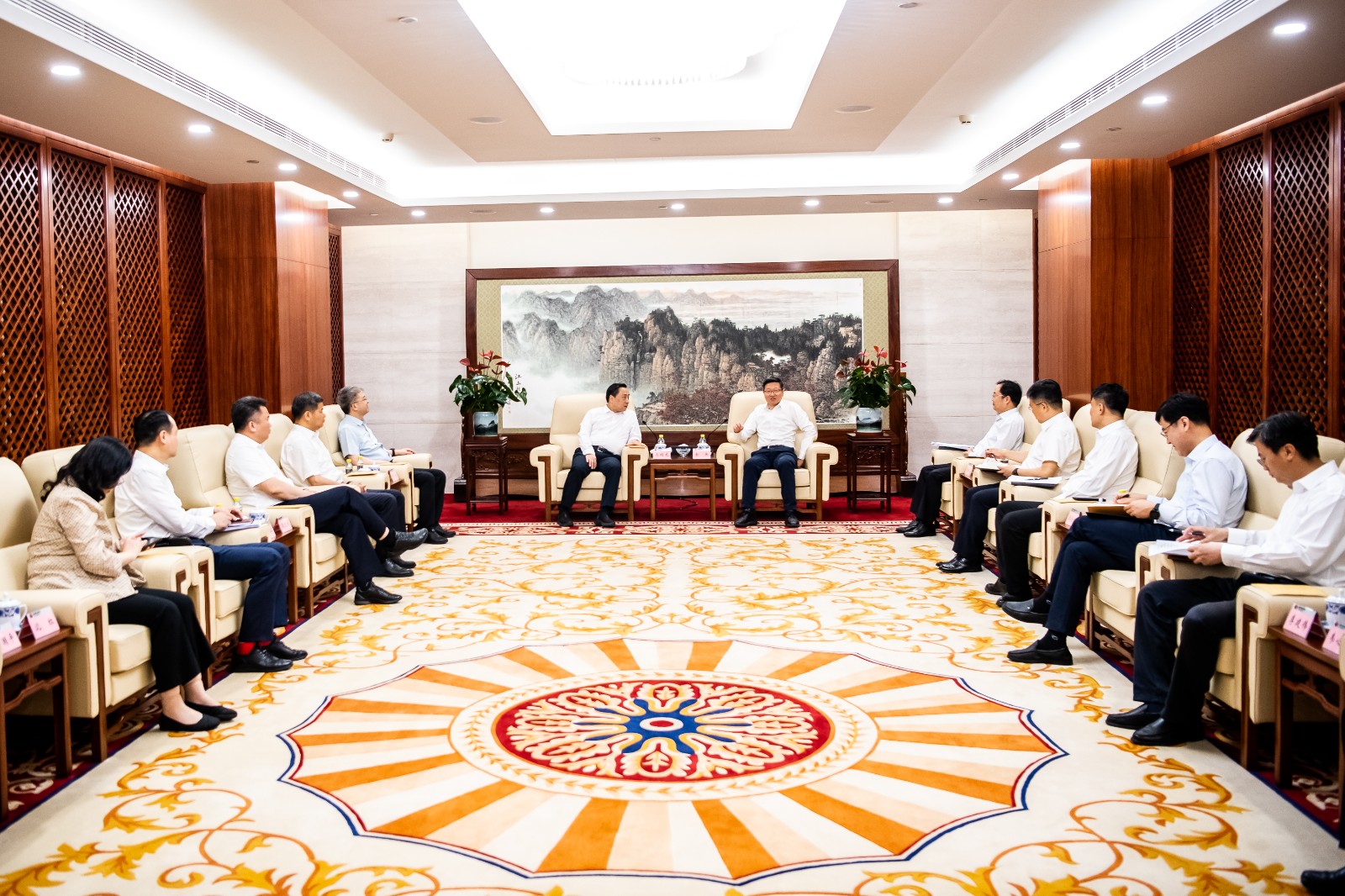 國家能源集團(tuán)公司總經(jīng)理、黨組副書記余兵會(huì)見鎮(zhèn)江市委書記馬明龍一行