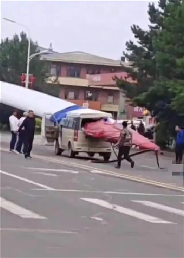 黑龍江一面包車被風(fēng)電機(jī)葉片刺穿，知情人：車上載有7人