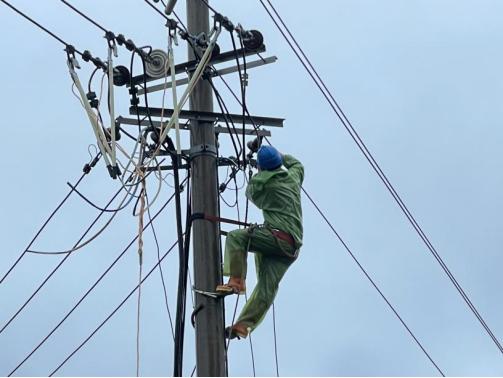 福州長樂:風雨之中緊急搶修 爭分奪秒快速復電