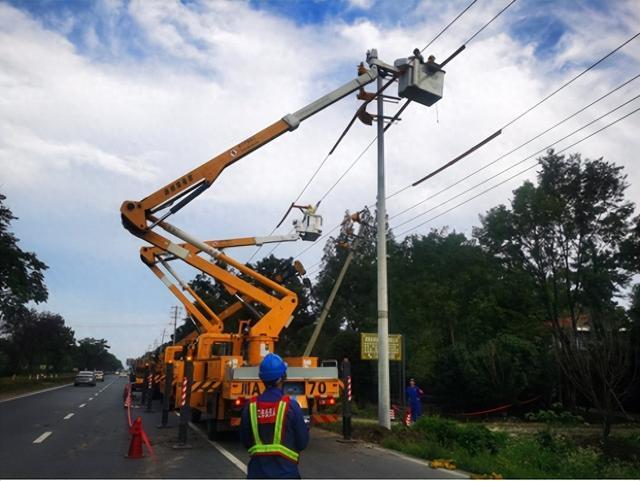 國網(wǎng)郫都供電公司“雙車”帶電緊急搶修,確保上萬群眾用電無憂