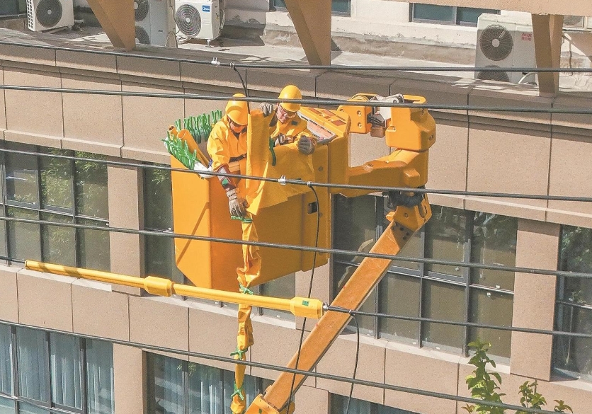 四川南充供電公司帶電作業(yè)配合有序，高效消除線路隱患