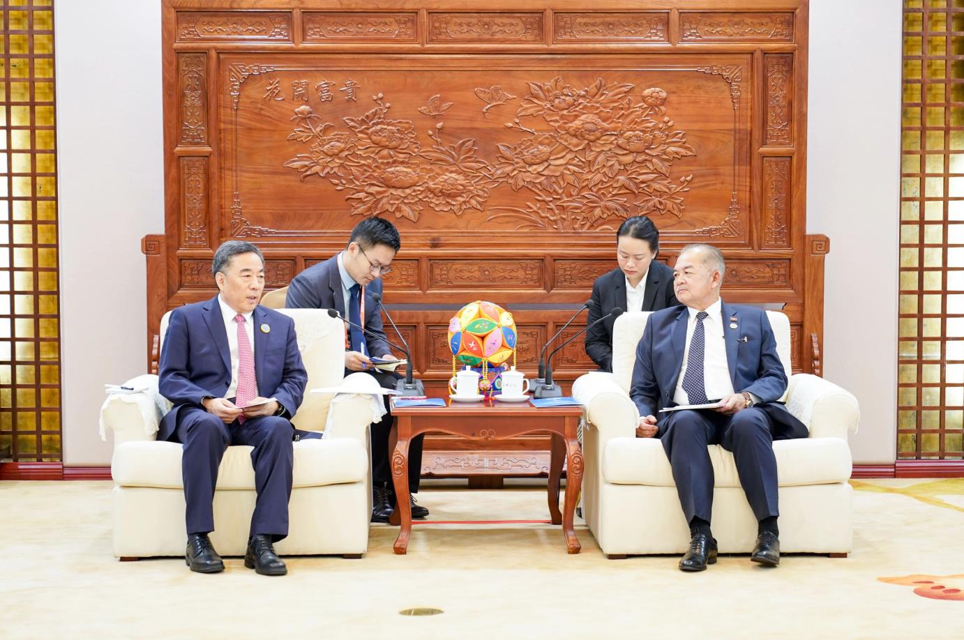 中國能建黨委書記、董事長宋海良與老撾副總理吉喬·凱坎匹吞會談