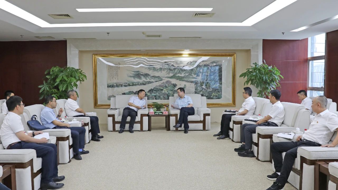 大唐四川公司黨委書記、董事長梁華與水電十局黨委書記、董事長范開平會談
