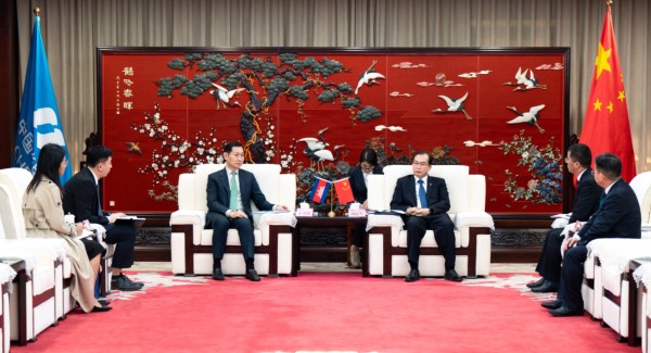 華電集團(tuán)董事長(zhǎng)、黨組書記江毅與柬埔寨礦能部部長(zhǎng)高·洛塔納會(huì)談