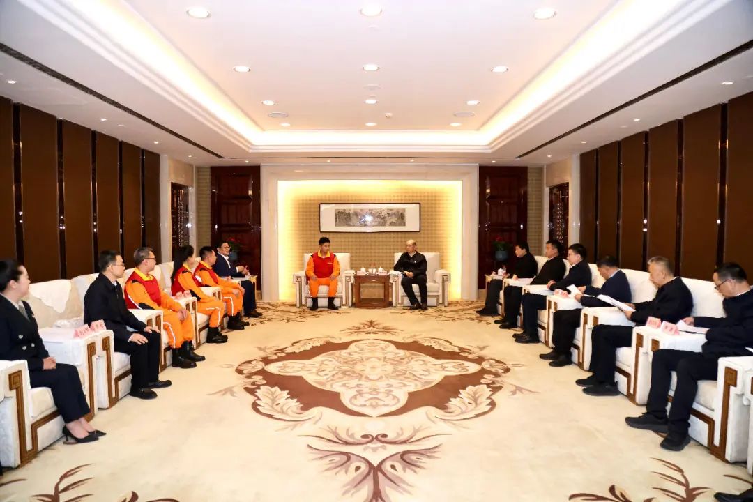 國務院國資委黨委舉辦“時代楷?！备咝逻B心橋黨員服務隊先進事跡報告會