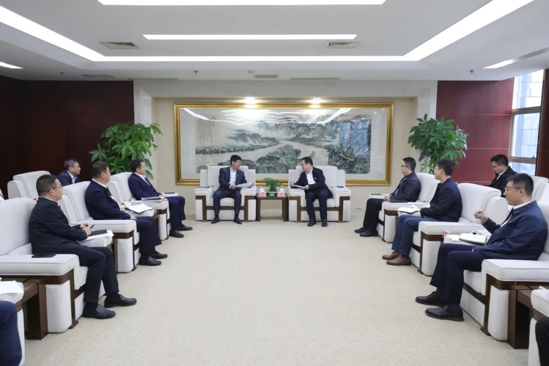 大唐四川公司黨委書記、董事長梁華與中能建西南區(qū)域總部黨委書記、總經(jīng)理，中能建西南投資公司黨委書記、董事長鄒小川會談