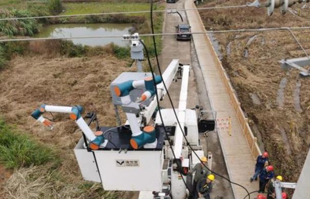 國網永州:機器人帶電消缺 助推智能電網建設