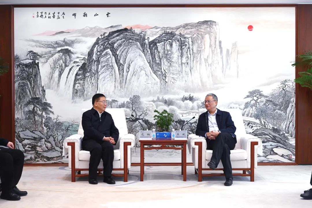 中國電建黨委副書記、總經(jīng)理王斌與內(nèi)蒙古自治區(qū)黨委常委、呼和浩特市委書記包鋼會談